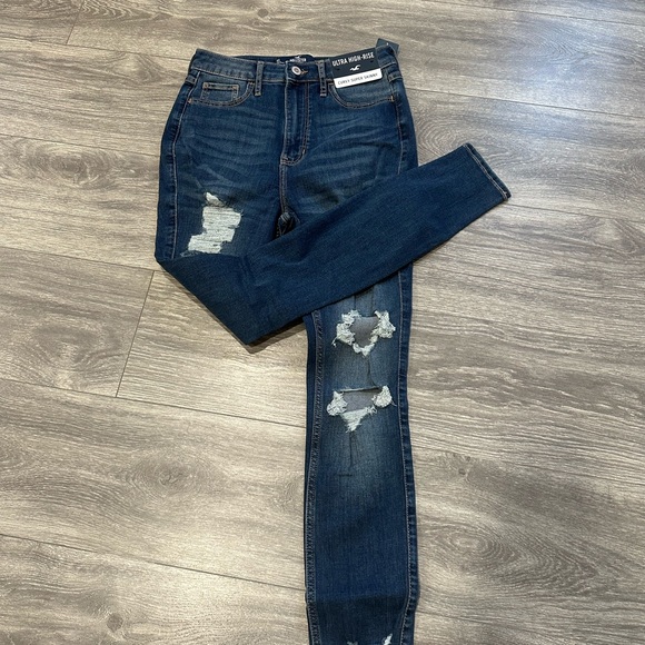 Hollister Ultra High Rise Jeans - Picture 9 of 10
